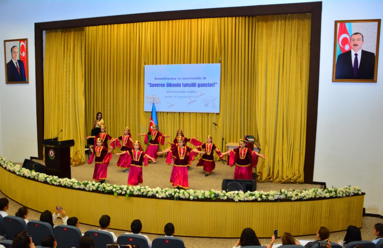 Seymur Orucov ali məkətəbə qəbul olan gənclərlə görüşdü - FOTOLAR